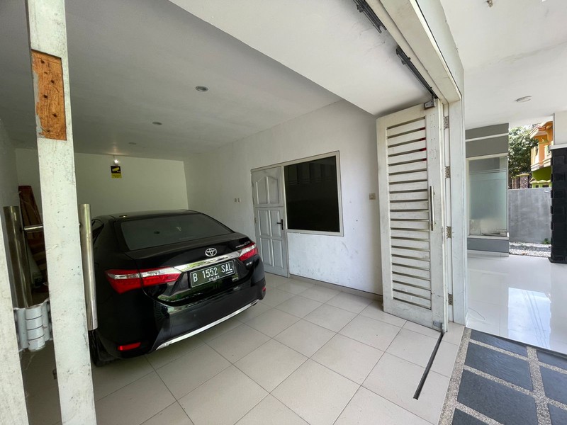 2004. Dijual Rumah 2 Lantai Tengah Kota Alun Alun Kauman Bojonegoro