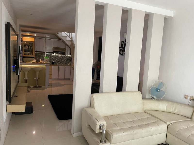 2004. Dijual Rumah 2 Lantai Tengah Kota Alun Alun Kauman Bojonegoro