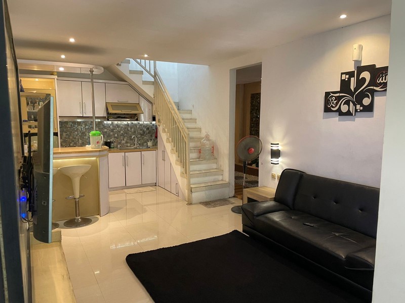 2004. Dijual Rumah 2 Lantai Tengah Kota Alun Alun Kauman Bojonegoro