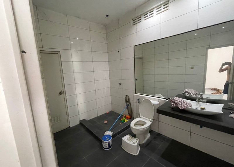 2004. Dijual Rumah 2 Lantai Tengah Kota Alun Alun Kauman Bojonegoro