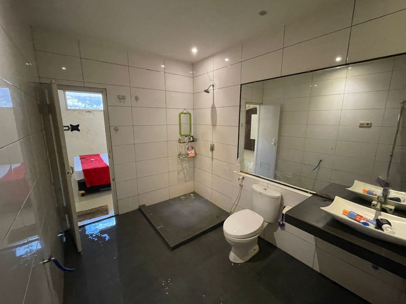 2004. Dijual Rumah 2 Lantai Tengah Kota Alun Alun Kauman Bojonegoro