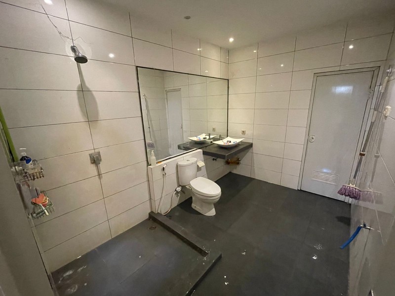 2004. Dijual Rumah 2 Lantai Tengah Kota Alun Alun Kauman Bojonegoro