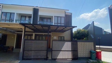 Rumah Dua Lantai siap huni di boulevard cluster Onyxs Permata Cimanggis Tapos Depok. 