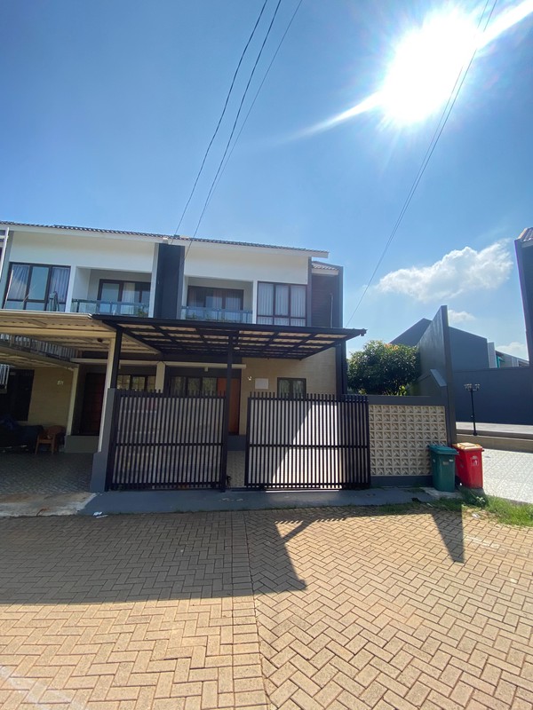 Rumah Dua Lantai siap huni di boulevard cluster Onyxs Permata Cimanggis Tapos Depok. 