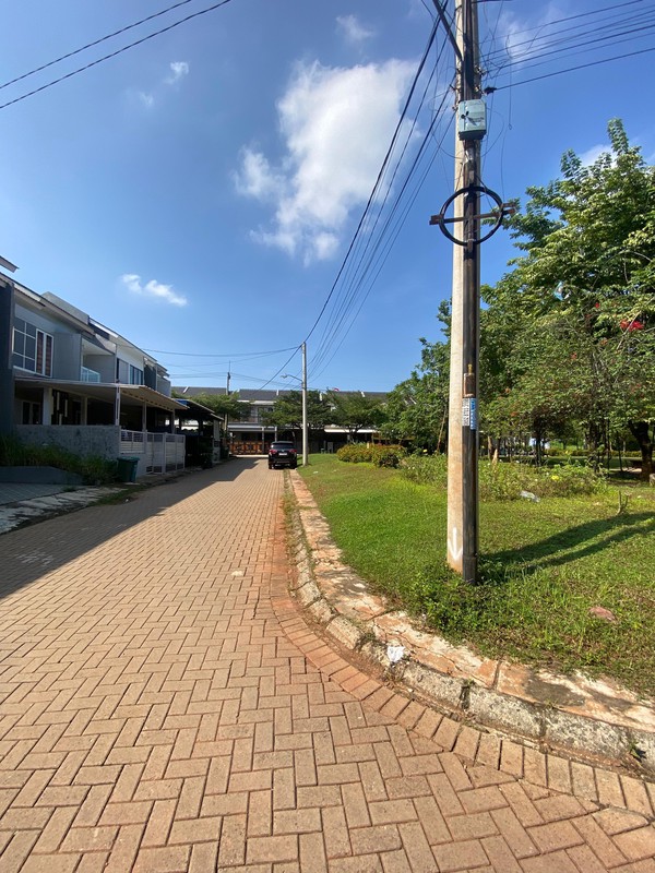 Rumah Dua Lantai siap huni di boulevard cluster Onyxs Permata Cimanggis Tapos Depok. 