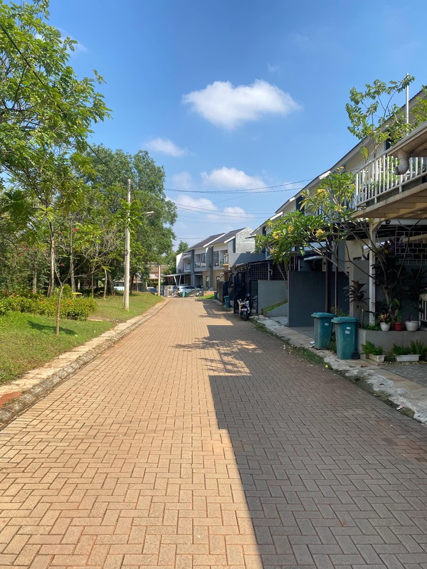 Rumah Dua Lantai siap huni di boulevard cluster Onyxs Permata Cimanggis Tapos Depok. 
