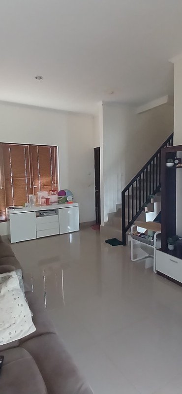 Rumah Dua Lantai siap huni di boulevard cluster Onyxs Permata Cimanggis Tapos Depok. 