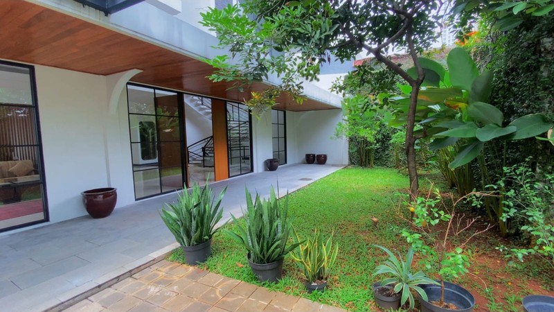 Rumah for Sale in Jakarta Selatan, DKI Jakarta Rumah Villa Ditengah Kota Jakarta