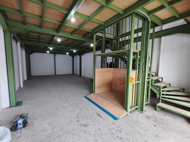 Gudang Aeropolis Technopark, baru renovasi jadi 3 lantai full dengan kontruksi WF 250, ada lift barang, akses pintu container bisa, full kanopi depan