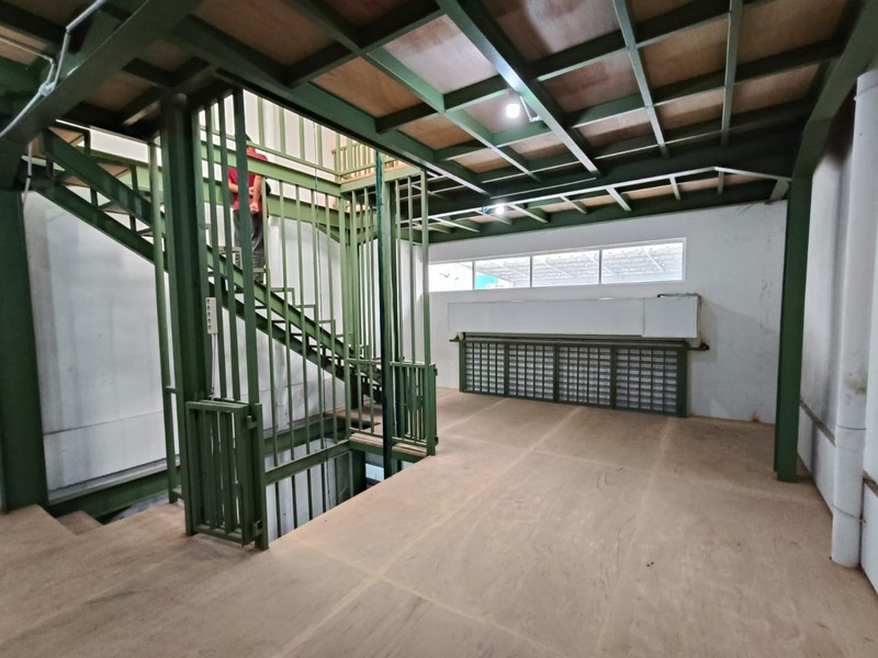 Gudang Aeropolis Technopark, baru renovasi jadi 3 lantai full dengan kontruksi WF 250, ada lift barang, akses pintu container bisa, full kanopi depan