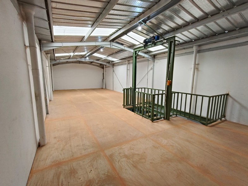 Gudang Aeropolis Technopark, baru renovasi jadi 3 lantai full dengan kontruksi WF 250, ada lift barang, akses pintu container bisa, full kanopi depan