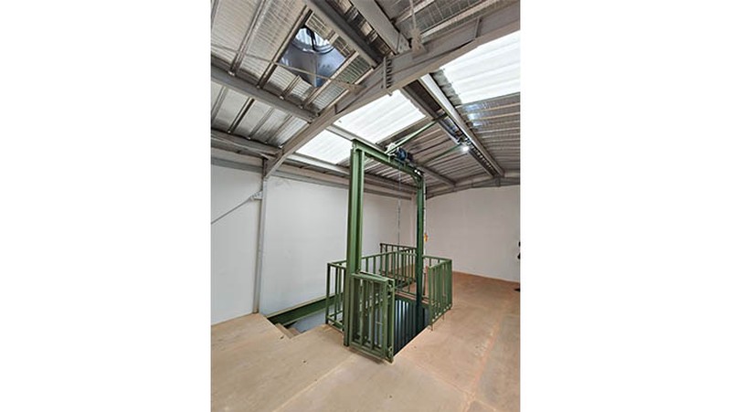 Gudang Aeropolis Technopark, baru renovasi jadi 3 lantai full dengan kontruksi WF 250, ada lift barang, akses pintu container bisa, full kanopi depan