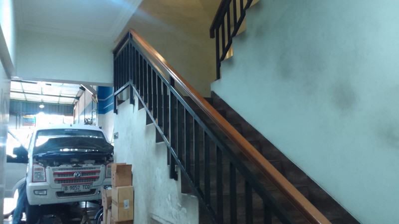 Gedung Bengkel Mobil Beserta Izin Usaha dan Isinya, Lokasi Ramai Di Jl. Dewi Sartika, Kramat Jati, Dekat St. LRT Cawang