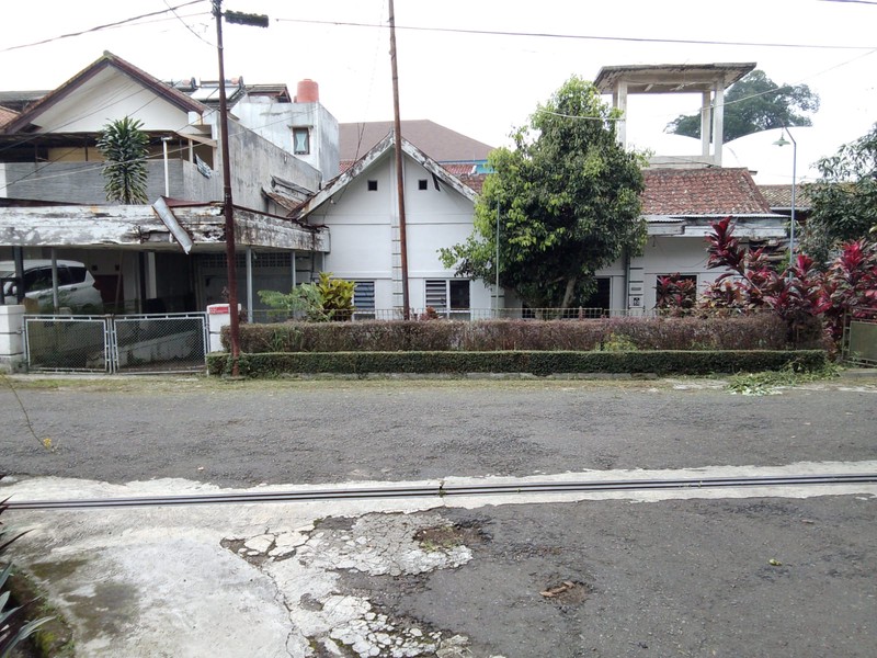 Rumah Besar dengan Halaman Luas di Dago Bandung