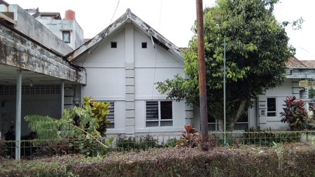 Rumah Besar dengan Halaman Luas di Dago Bandung