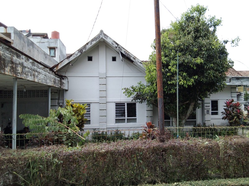 Rumah Besar dengan Halaman Luas di Dago Bandung