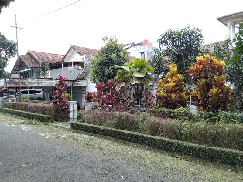Rumah Besar dengan Halaman Luas di Dago Bandung