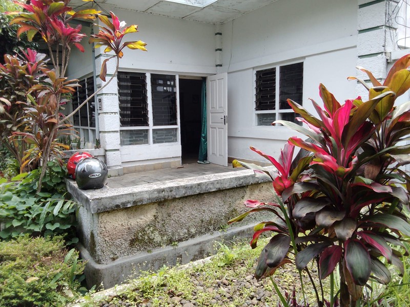 Rumah Besar dengan Halaman Luas di Dago Bandung