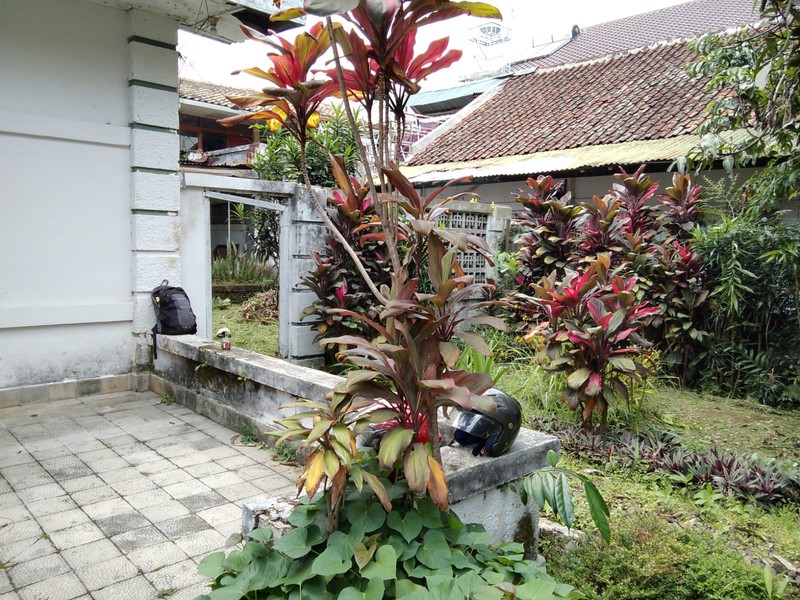 Rumah Besar dengan Halaman Luas di Dago Bandung