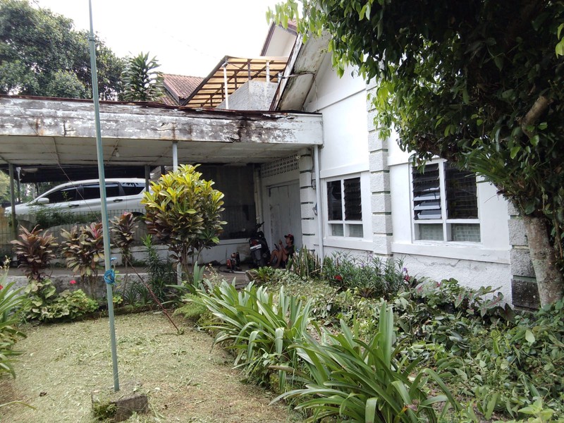 Rumah Besar dengan Halaman Luas di Dago Bandung