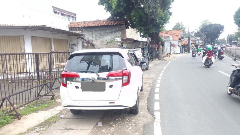 Bangunan Komersial Lahan Tanah 790 m2, Lokasi Ramai Usaha, Di Jalan Raya Bogor, Kramat Jati, Dijual Dibawah NJOP