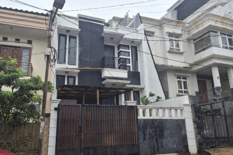 RUMAH SEWA TEBET BARAT - AKSES 3 MOBIL - 4+1 KT - 250 m² BANGUNAN