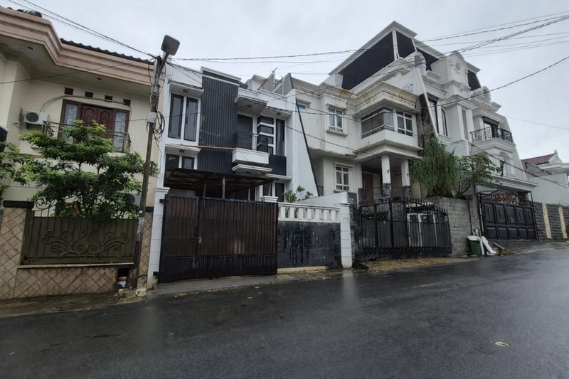 RUMAH SEWA TEBET BARAT - AKSES 3 MOBIL - 4+1 KT - 250 m² BANGUNAN