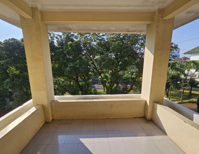 DIJUAL Rumah di Bumi Pusaka Cinere Hook Depan Taman.