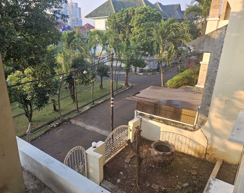 DIJUAL Rumah di Bumi Pusaka Cinere Hook Depan Taman.