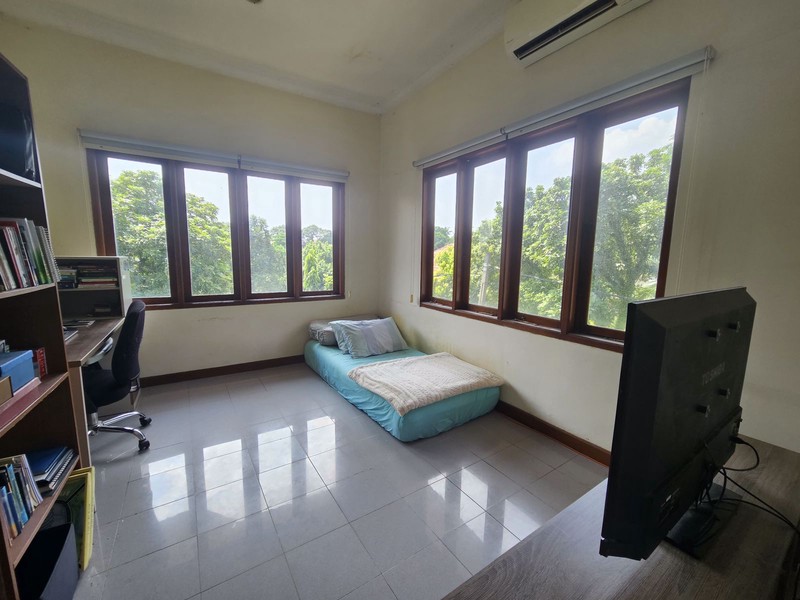 DIJUAL Rumah di Bumi Pusaka Cinere Hook Depan Taman.