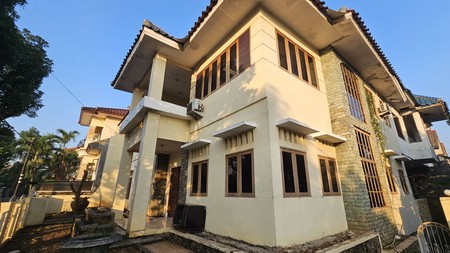 DIJUAL Rumah di Bumi Pusaka Cinere Hook Depan Taman.
