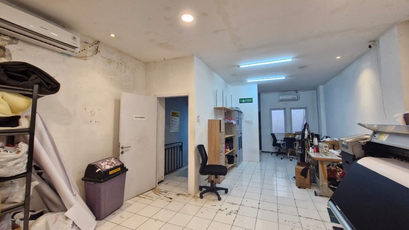 Dijual Ruko Lokasi Strategis Area Komersial Di Jl. Woltermongonsidi, Kebayoran Baru, Jakarta Selatan