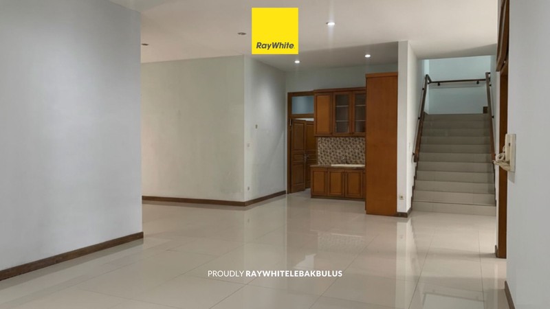 Dijual Rumah Bagus 2 Lantai Berlokasi Strategis di Kalibata deket Mampang Jaksel