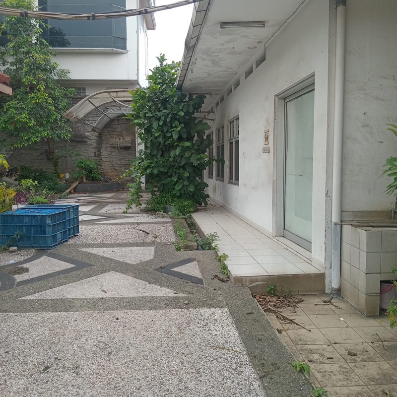 Rumah Besar di Mainroad Garuda - Harga di bawah NJOP