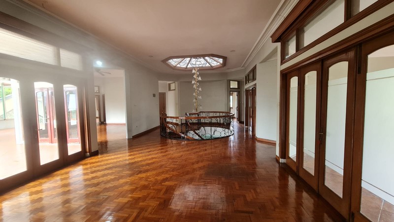 Rumah Tinggal 2 Lantai + Kolam Renang di Mandala Raya Tebet Jaksel 