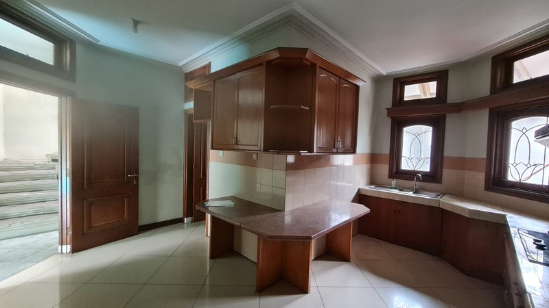 Rumah Tinggal 2 Lantai + Kolam Renang di Mandala Raya Tebet Jaksel 