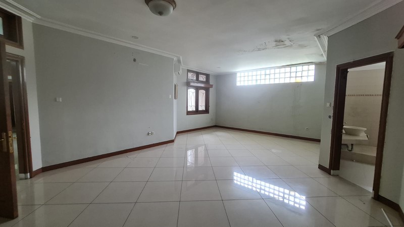 Rumah Tinggal 2 Lantai + Kolam Renang di Mandala Raya Tebet Jaksel 