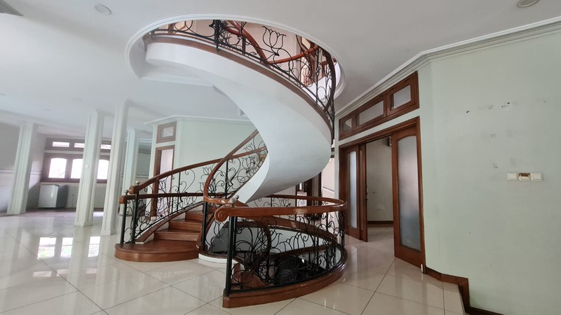 Rumah Tinggal 2 Lantai + Kolam Renang di Mandala Raya Tebet Jaksel 