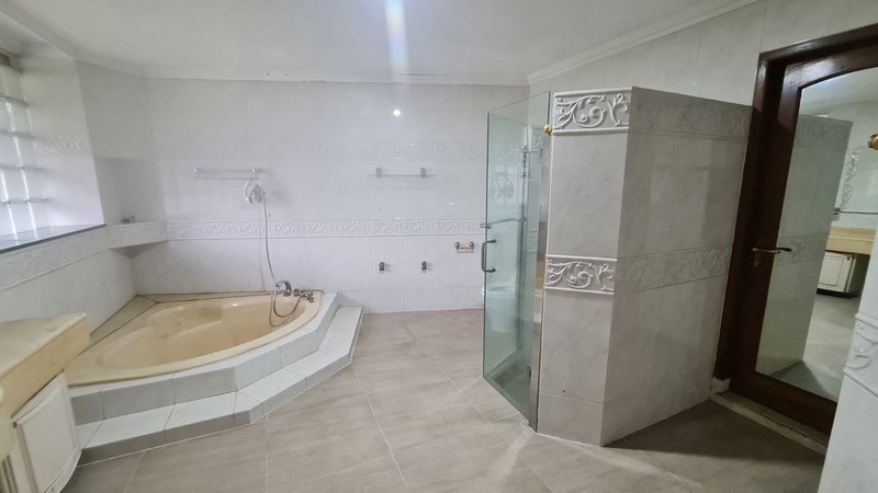 Rumah Tinggal 2 Lantai + Kolam Renang di Mandala Raya Tebet Jaksel 