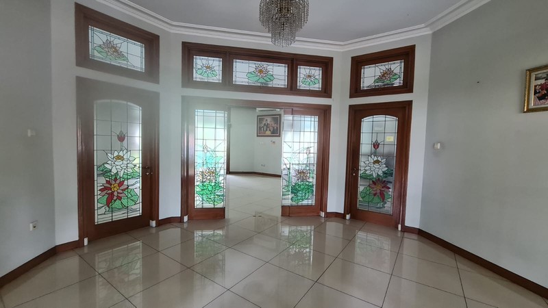 Rumah Tinggal 2 Lantai + Kolam Renang di Mandala Raya Tebet Jaksel 
