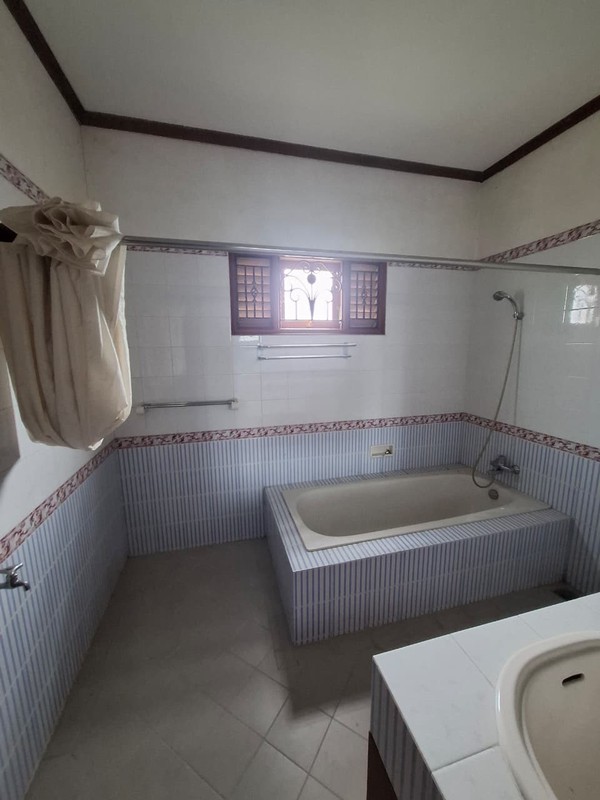 Investasi Rumah Eksklusif di Jl. Kapten Haryadi Sleman - Luas Tanah 1.289 meter dengan Lahan Sangat Luas