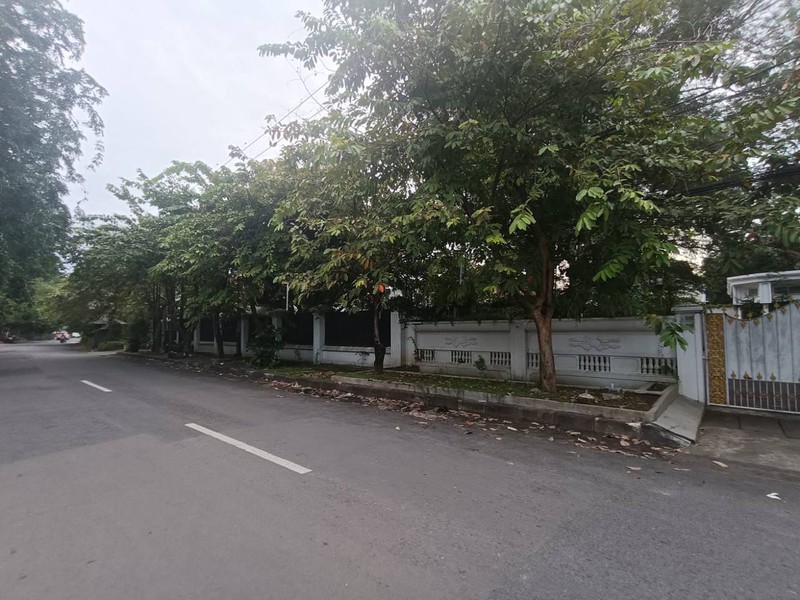 Dijual Rumah Bentuk Tanah kotak di Jl Sumatra Surabaya Pusat