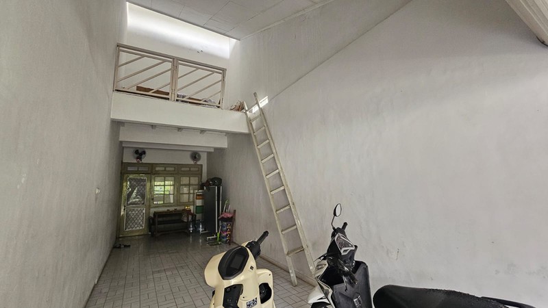 Cinere megapolitan rumah 2 lantai luas tanah 301 dekat masjid