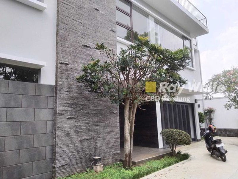 Rumah Mewah 2,5 Lantai di Setiabudi Regency Bandung Utara
