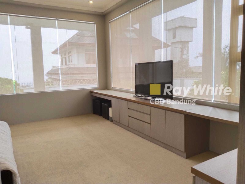 Rumah Mewah 2,5 Lantai di Setiabudi Regency Bandung Utara