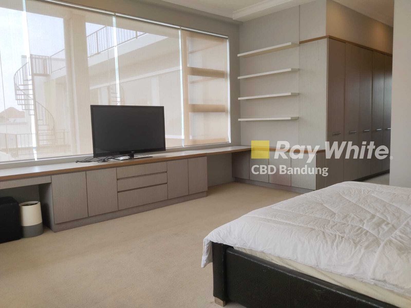 Rumah Mewah 2,5 Lantai di Setiabudi Regency Bandung Utara