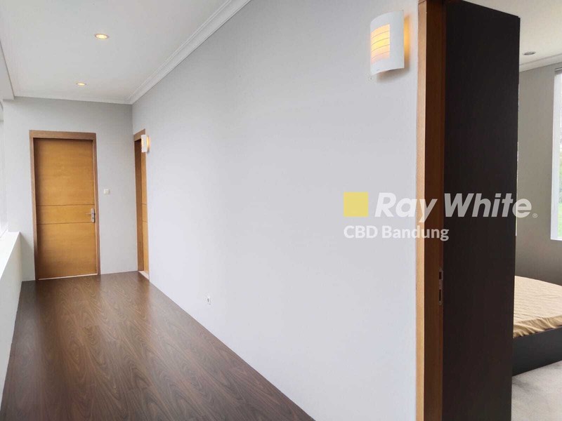 Rumah Mewah 2,5 Lantai di Setiabudi Regency Bandung Utara