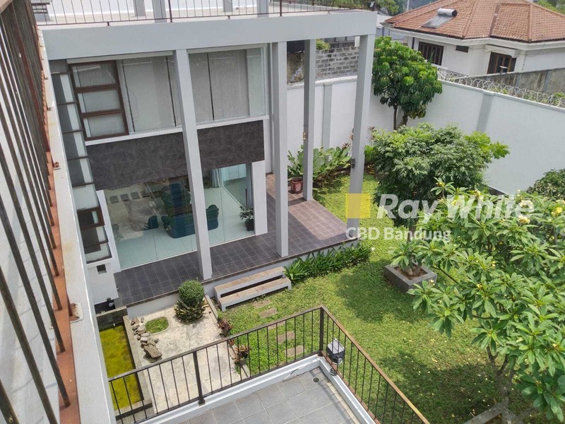 Rumah Mewah 2,5 Lantai di Setiabudi Regency Bandung Utara