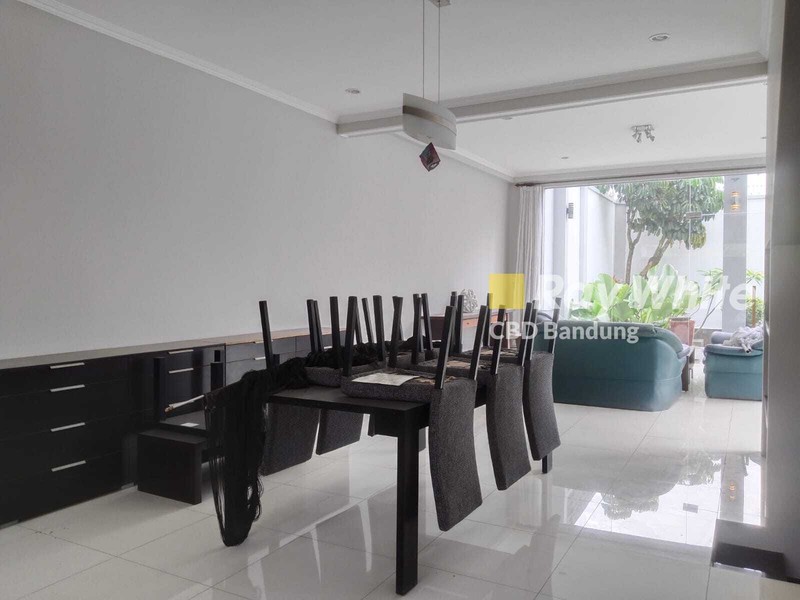 Rumah Mewah 2,5 Lantai di Setiabudi Regency Bandung Utara