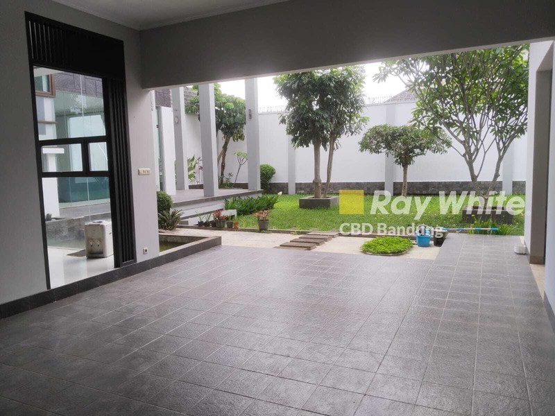 Rumah Mewah 2,5 Lantai di Setiabudi Regency Bandung Utara